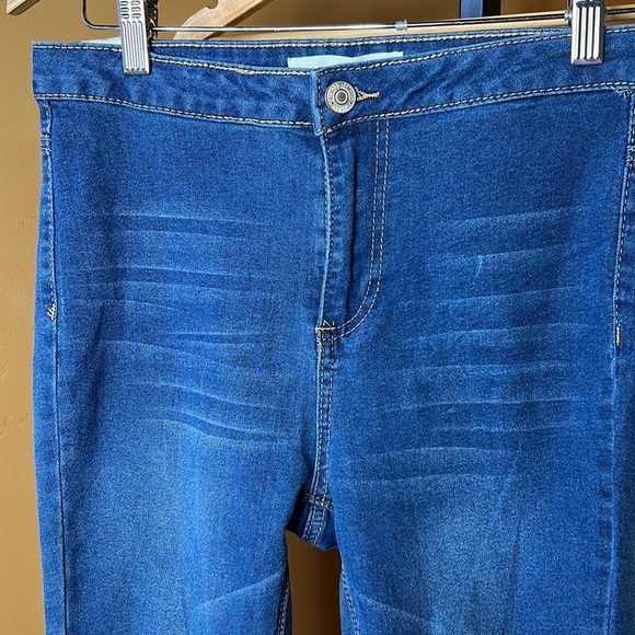 Almost Famous Juniors' High-Rise Destructed Skinny Jeans Size 3 - Picture 2 of 11